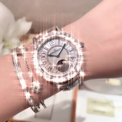 实拍 积家-Jaeger-LeCoultre DAZZLING RENDEZ- VOUS MOON约会系列月相珠宝腕表月之女神，是浪漫与柔美的象征，她掌管着大自然中的潮起潮落和季节更替,是艺术家与诗人们的灵感源泉，在温润莹亮的白色珍珠母贝映衬下,晶莹璀璨的钻石散发出夜空般的静谧之美，表圈镶嵌108颗 钻石,组成两个环绕表壳的同心圆。由36颗以爪镶工艺镶嵌的 钻石组成的外圈,为光芒闪耀的表圈营造出轻盈美妙的质感，尺寸36mm的精钢表壳搭配进口瑞士石英，采用蓝宝石水晶玻璃。