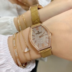 实拍 江诗丹顿-Vacheron Constantin 作为世界上历史悠久的钟表制造商从未停止生产，秉承悉力以赴，精益求精的品牌座右铭，其中有一款-Malte系列25530/000R-9742，经典酒桶型婉表，防磨水晶镜面，内部经反光处理，配置瑞士原装石英机芯，尺寸28.40*38.67毫米，厚度7.28毫米。表壳电镀18K白金/玫瑰金，表带有布绢带，牛皮带两种选择，针扣配带.市面最高版本，你值得拥有！