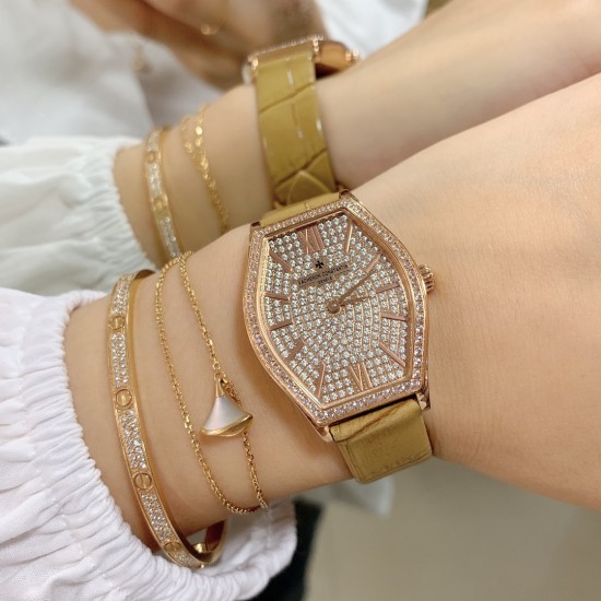 实拍 江诗丹顿-Vacheron Constantin 作为世界上历史悠久的钟表制造商从未停止生产,秉承悉力以赴,精益求精的品牌座右铭,其中有一款-Malte系列25530/000R-9742,经典酒桶型婉表,防磨水晶镜面,内部经反光处理,配置瑞士原装石英机芯,尺寸28.40*38.67毫米,厚度7.28毫米。表壳电镀18K白金/玫瑰金,表带有布绢带,牛皮带两种选择,针扣配带.市面最高版本,你值得拥有! 实拍 江诗丹顿-Vacheron Constantin 作为世界上历史悠久的钟表制造商从未停止生产,秉承悉力以赴,精益求精的品牌座右铭,其中有一款-Malte系列25530/000R-9742,经典酒桶型婉表,防磨水晶镜面,内部经反光处理,配置瑞士原装石英机芯,尺寸28.40*38.67毫米,厚度7.28毫米。表壳电镀18K白金/玫瑰金,表带有布绢带,牛皮带两种选择,针扣配带.市面最高版本,你值得拥有!