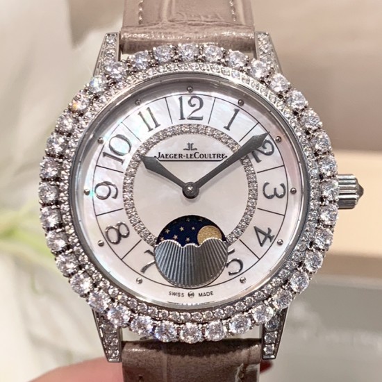 实拍 积家-Jaeger-LeCoultre DAZZLING RENDEZ- VOUS MOON约会系列月相珠宝腕表月之女神,是浪漫与柔美的象征,她掌管着大自然中的潮起潮落和季节更替,是艺术家与诗人们的灵感源泉,在温润莹亮的白色珍珠母贝映衬下,晶莹璀璨的钻石散发出夜空般的静谧之美,表圈镶嵌108颗 钻石,组成两个环绕表壳的同心圆。由36颗以爪镶工艺镶嵌的 钻石组成的外圈,为光芒闪耀的表圈营造出轻盈美妙的质感,尺寸36mm的精钢表壳搭配进口瑞士石英,采用蓝宝石水晶玻璃。 实拍 积家-Jaeger-LeCoultre DAZZLING RENDEZ- VOUS MOON约会系列月相珠宝腕表月之女神,是浪漫与柔美的象征,她掌管着大自然中的潮起潮落和季节更替,是艺术家与诗人们的灵感源泉,在温润莹亮的白色珍珠母贝映衬下,晶莹璀璨的钻石散发出夜空般的静谧之美,表圈镶嵌108颗 钻石,组成两个环绕表壳的同心圆。由36颗以爪镶工艺镶嵌的 钻石组成的外圈,为光芒闪耀的表圈营造出轻盈美妙的质感,尺寸36mm的精钢表壳搭配进口瑞士石英,采用蓝宝石水晶玻璃。