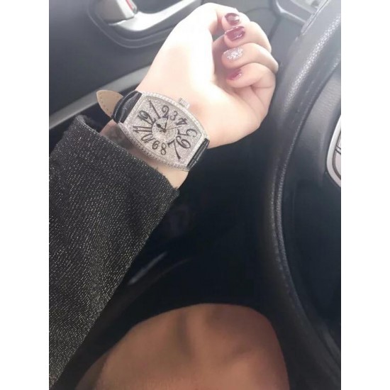 法穆兰 Franck Muller 是深受时尚白领及众多明星追捧的顶级腕表品牌,法兰克穆勒的标志性特征是其酒桶型表壳和夸张的弧度设计,同时也拥有精湛的制表工艺,法兰克穆勒手表凝聚了无限心血、承载了无尽情感,是鉴赏家眼中出类拔萃、独一无二的完美杰作。尺寸32mm*45mm*12mm。 法穆兰 Franck Muller 是深受时尚白领及众多明星追捧的顶级腕表品牌,法兰克穆勒的标志性特征是其酒桶型表壳和夸张的弧度设计,同时也拥有精湛的制表工艺,法兰克穆勒手表凝聚了无限心血、承载了无尽情感,是鉴赏家眼中出类拔萃、独一无二的完美杰作。尺寸32mm*45mm*12mm。