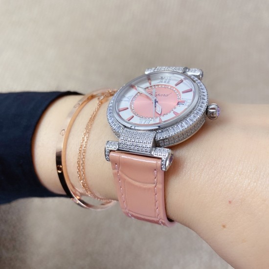 ★实拍 萧邦 CHOPARD IMPERIALE 系列腕表。独特风格带您走进一个新阶段并且成功塑造了崇尚自我表达和与众不同的生活化概念，316精钢材质，此表款全手工镶嵌施华洛世奇水晶钻，成为了美式奢侈生活风格的代表！进口石英机芯以及精细做工，佩戴贴手舒适，设计风格简约明朗。充满奢华璀璨的气息，光彩夺人、让你瞬间提升华丽的气质 ！