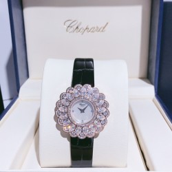 实拍 萧邦-Chopard❥ Precious Chopard系列❥瑞士石英机芯❥蓝宝石玻璃镜面❥表壳直径约36mm           厚度约8mm❥今年以“舞会”为主题，推出Precious Chopard系列高级珠宝与珠宝表新作。以钻石和多种彩色贵重宝石为Precious Chopard系列珠宝装饰出华丽的外衣，由最出色的珠宝师以卓绝工艺精心制作，散发出盛大晚会的恢宏气势。