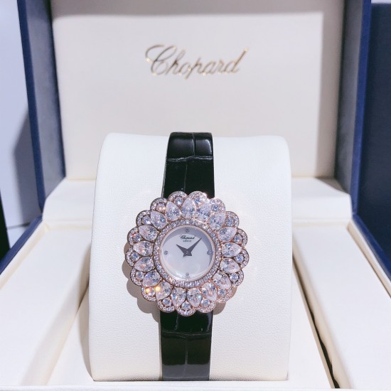 实拍 萧邦-Chopard❥ Precious Chopard系列❥瑞士石英机芯❥蓝宝石玻璃镜面❥表壳直径约36mm 厚度约8mm❥今年以“舞会”为主题,推出Precious Chopard系列高级珠宝与珠宝表新作。以钻石和多种彩色贵重宝石为Precious Chopard系列珠宝装饰出华丽的外衣,由最出色的珠宝师以卓绝工艺精心制作,散发出盛大晚会的恢宏气势。 实拍 萧邦-Chopard❥ Precious Chopard系列❥瑞士石英机芯❥蓝宝石玻璃镜面❥表壳直径约36mm 厚度约8mm❥今年以“舞会”为主题,推出Precious Chopard系列高级珠宝与珠宝表新作。以钻石和多种彩色贵重宝石为Precious Chopard系列珠宝装饰出华丽的外衣,由最出色的珠宝师以卓绝工艺精心制作,散发出盛大晚会的恢宏气势。