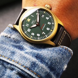 IWC 万国 喷火战机系列，日本全自动机械腕表，现震撼来袭，越带越有质感，尺寸39mm！后盖镌刻有“喷火战机”图案。栩栩如生，棕色意大利小牛皮表带！