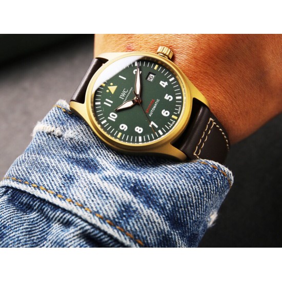 IWC 万国 喷火战机系列,日本全自动机械腕表,现震撼来袭,越带越有质感,尺寸39mm!后盖镌刻有“喷火战机”图案。栩栩如生,棕色意大利小牛皮表带! IWC 万国 喷火战机系列,日本全自动机械腕表,现震撼来袭,越带越有质感,尺寸39mm!后盖镌刻有“喷火战机”图案。栩栩如生,棕色意大利小牛皮表带!