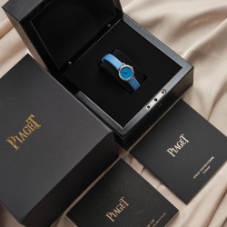 伯爵ALTIPLANO系列小巧型钻表无需言语，饰唯这不可心动才能谓之。24mm的小表径 除了迷人就是mini外圈48颗1.2天然足反钻石约0.4克拉 附中国国检检验证书 一表一证 连网可查瑞士石英机芯，蓝宝石玻璃镜面，高级进口绢丝带，质感华丽 纹路细腻光滑柔软，316L精钢 打造  一表一码一卡 配专柜原包装出货