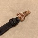 实拍 宝玑-珠宝系列 独家首发!现推出石英版本 宝玑GJ29BB8924/5D58 雕花珍珠贝母 镶钻 女士腕表表壳电镀18K金鹅卵形表壳,外缘镶嵌24颗明亮式切割钻石和一颗日本Akoya 海水珍珠。尺寸:34.4 x 28.7毫米。表盘为玑镂刻花珍珠母贝。12点位置镶嵌宝玑铭牌。偏心小时刻度环,3点、6点、9点和12点位置设有钻石时标。宝玑经典针尖镂空式蓝钢指针。镌刻编号和Breguet隐形签名。丝缎表带,搭配折叠镶钻表扣。 实拍 宝玑-珠宝系列 独家首发!现推出石英版本 宝玑GJ29BB8924/5D58 雕花珍珠贝母 镶钻 女士腕表表壳电镀18K金鹅卵形表壳,外缘镶嵌24颗明亮式切割钻石和一颗日本Akoya 海水珍珠。尺寸:34.4 x 28.7毫米。表盘为玑镂刻花珍珠母贝。12点位置镶嵌宝玑铭牌。偏心小时刻度环,3点、6点、9点和12点位置设有钻石时标。宝玑经典针尖镂空式蓝钢指针。镌刻编号和Breguet隐形签名。丝缎表带,搭配折叠镶钻表扣。