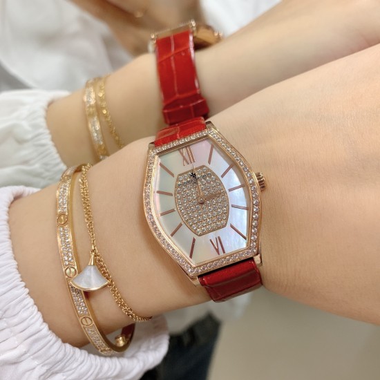 实拍 江诗丹顿-Vacheron Constantin 作为世界上历史悠久的钟表制造商从未停止生产,秉承悉力以赴,精益求精的品牌座右铭,其中有一款-Malte系列25530/000R-9742,经典酒桶型婉表,防磨水晶镜面,内部经反光处理,配置瑞士原装石英机芯,尺寸28.40*38.67毫米,厚度7.28毫米。表壳电镀18K白金/玫瑰金,表带有布绢带,牛皮带两种选择,针扣配带.市面最高版本,你值得拥有! 实拍 江诗丹顿-Vacheron Constantin 作为世界上历史悠久的钟表制造商从未停止生产,秉承悉力以赴,精益求精的品牌座右铭,其中有一款-Malte系列25530/000R-9742,经典酒桶型婉表,防磨水晶镜面,内部经反光处理,配置瑞士原装石英机芯,尺寸28.40*38.67毫米,厚度7.28毫米。表壳电镀18K白金/玫瑰金,表带有布绢带,牛皮带两种选择,针扣配带.市面最高版本,你值得拥有!