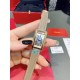 卡地亚-美国坦克-Cartier Tank Amricaine腕表,小号表款,三码合一。采用蓝宝水石晶镜面,瑞士石英机芯。原版开模,精钢表壳,八角形表冠,镶嵌一颗合成蓝色尖晶石,镀银表盘,剑形蓝钢指针,搭配原装光面折叠表扣,采用进口多色小牛皮。腕大表器优雅,深行受家青睐。表壳尺寸:34.80 x 19.00毫米。 卡地亚-美国坦克-Cartier Tank Amricaine腕表,小号表款,三码合一。采用蓝宝水石晶镜面,瑞士石英机芯。原版开模,精钢表壳,八角形表冠,镶嵌一颗合成蓝色尖晶石,镀银表盘,剑形蓝钢指针,搭配原装光面折叠表扣,采用进口多色小牛皮。腕大表器优雅,深行受家青睐。表壳尺寸:34.80 x 19.00毫米。