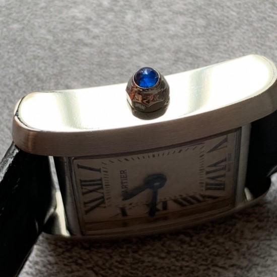 实拍 ♥️新版小牛皮来袭♥️2020最新卡地亚法国坦克Cartier Tank Franaise系列,一款百搭性价比又高的手表 搭配全新专柜欧版风格定制的原厂表带,进口瑞士石英机芯。八角形表冠,镶嵌一颗凸圆形合成尖晶石,剑形蓝钢指针,蓝宝石水晶镜面,采用与原装一致的实心内罩,尺寸:25 x 20mm。佩戴舒适柔软服帖,上手显得高贵又典雅,很气质很女人独家货源。 实拍 ♥️新版小牛皮来袭♥️2020最新卡地亚法国坦克Cartier Tank Franaise系列,一款百搭性价比又高的手表 搭配全新专柜欧版风格定制的原厂表带,进口瑞士石英机芯。八角形表冠,镶嵌一颗凸圆形合成尖晶石,剑形蓝钢指针,蓝宝石水晶镜面,采用与原装一致的实心内罩,尺寸:25 x 20mm。佩戴舒适柔软服帖,上手显得高贵又典雅,很气质很女人独家货源。