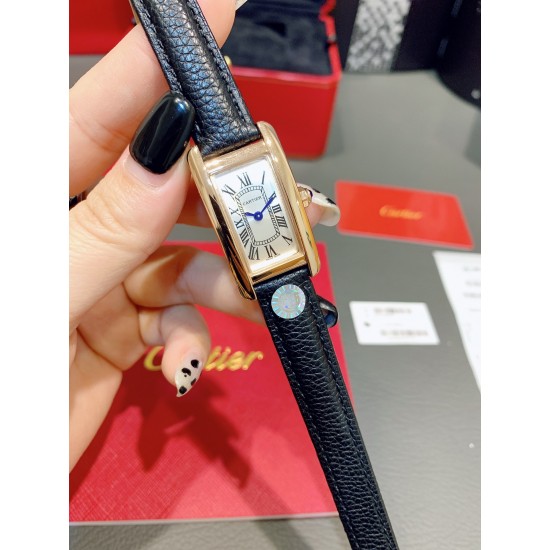 卡地亚-美国坦克-Cartier Tank Amricaine腕表,小号表款,三码合一。采用蓝宝水石晶镜面,瑞士石英机芯。原版开模,精钢表壳,八角形表冠,镶嵌一颗合成蓝色尖晶石,镀银表盘,剑形蓝钢指针,搭配原装光面折叠表扣,采用进口多色小牛皮。腕大表器优雅,深行受家青睐。表壳尺寸:34.80 x 19.00毫米。 卡地亚-美国坦克-Cartier Tank Amricaine腕表,小号表款,三码合一。采用蓝宝水石晶镜面,瑞士石英机芯。原版开模,精钢表壳,八角形表冠,镶嵌一颗合成蓝色尖晶石,镀银表盘,剑形蓝钢指针,搭配原装光面折叠表扣,采用进口多色小牛皮。腕大表器优雅,深行受家青睐。表壳尺寸:34.80 x 19.00毫米。