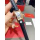 卡地亚-美国坦克-Cartier Tank Amricaine腕表,小号表款,三码合一。采用蓝宝水石晶镜面,瑞士石英机芯。原版开模,精钢表壳,八角形表冠,镶嵌一颗合成蓝色尖晶石,镀银表盘,剑形蓝钢指针,搭配原装光面折叠表扣,采用进口多色小牛皮。腕大表器优雅,深行受家青睐。表壳尺寸:34.80 x 19.00毫米。 卡地亚-美国坦克-Cartier Tank Amricaine腕表,小号表款,三码合一。采用蓝宝水石晶镜面,瑞士石英机芯。原版开模,精钢表壳,八角形表冠,镶嵌一颗合成蓝色尖晶石,镀银表盘,剑形蓝钢指针,搭配原装光面折叠表扣,采用进口多色小牛皮。腕大表器优雅,深行受家青睐。表壳尺寸:34.80 x 19.00毫米。