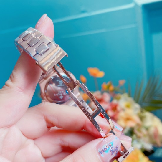 百达翡丽-鹦鹉螺系列✨7011玫瑰金针女表腕表,原装开模,原装Cal.E 23-250 S C石英机芯,电池寿命:3年,表径:32毫米表壳厚度:6.9毫米表盘材质:表圈经垂直磨砂处理;中央雕饰Nautilus水平横纹,覆荧光金质立体时标! 百达翡丽-鹦鹉螺系列✨7011玫瑰金针女表腕表,原装开模,原装Cal.E 23-250 S C石英机芯,电池寿命:3年,表径:32毫米表壳厚度:6.9毫米表盘材质:表圈经垂直磨砂处理;中央雕饰Nautilus水平横纹,覆荧光金质立体时标!
