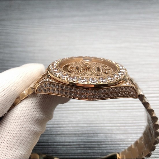 劳力士ROLEX R40 SF Factory 新款Oyster Perpetual Pearlmaster 39(蚝式恒动Pearlmaster 39)腕表,堪为宝石镶嵌腕表系列之瑰宝。 永恒黄金腕表镶嵌最珍稀的钻石,充分展现劳力士在宝石镶嵌方面的非凡技艺。品牌:Rolex劳力士系列:蚝式恒动腕表机芯:全自动机械表带:镶钻精钢表链尺寸:43.5 x 13mm材料:316精钢+蓝宝石玻璃 三杰精致推荐男士机械腕表 SJ为你精心打造超真实实物图拍摄 劳力士ROLEX R40 SF Factory 新款Oyster Perpetual Pearlmaster 39(蚝式恒动Pearlmaster 39)腕表,堪为宝石镶嵌腕表系列之瑰宝。 永恒黄金腕表镶嵌最珍稀的钻石,充分展现劳力士在宝石镶嵌方面的非凡技艺。品牌:Rolex劳力士系列:蚝式恒动腕表机芯:全自动机械表带:镶钻精钢表链尺寸:43.5 x 13mm材料:316精钢+蓝宝石玻璃 三杰精致推荐男士机械腕表 SJ为你精心打造超真实实物图拍摄