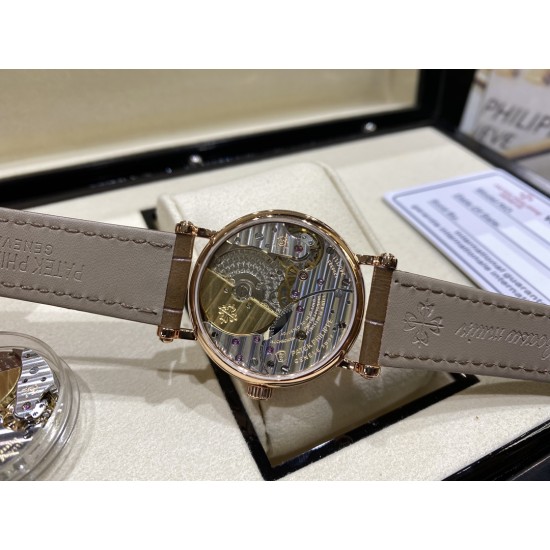 表中之王——百达翡丽   2021新款百达古典系列女款，型号7200R-001，表盘字面采用与官方一致乳白色粒纹表盘和金质立体字块，蓝宝石双卜玻璃，搭配超薄全自动机械机芯cal.240，超薄款牛皮，针扣款式与官方一致，表径34.6mm，厚度9.5mm，颜值真的不输积家卡地亚呀越看越美[哇]