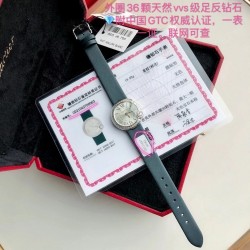 卡地亚白气球系2021年全新镶钻腕表摩登型格 优雅魅力 基于原基础表款的独特设计 焕然一新的风格（机芯采用瑞士进口石英机芯）蓝宝石水晶玻璃镜面 深蓝色绢丝表带更显白钻的光泽。比容易撞款的篮气球耐看多了。表盘两个尺寸26、30mm尺寸，不大不小刚好合适。剑形镀金指针 4点钟位置镶嵌施华洛世奇明亮式切割圆钻 有一说一 不来虚的 支持专柜对比，送礼首选，非人为损坏免费保修。