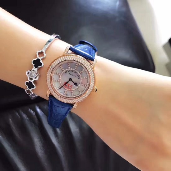 法兰克穆勒Franck muller ⏱FM新款镶钻简约女表✔️表壳表盘均选用进口5A水钻镶嵌、绝不掉钻‼️表盘很立体的双层字面、底层采用高端定制天然母贝、颜色炫彩自然、12个刻度用水钻镶嵌、立体感十足真皮表带、钢壳、进口石英机芯、蓝宝石水晶玻璃镜面、高品质、表盘直径约36毫米❗️这个夏天不离手的时尚单品 法兰克穆勒Franck muller ⏱FM新款镶钻简约女表✔️表壳表盘均选用进口5A水钻镶嵌、绝不掉钻‼️表盘很立体的双层字面、底层采用高端定制天然母贝、颜色炫彩自然、12个刻度用水钻镶嵌、立体感十足真皮表带、钢壳、进口石英机芯、蓝宝石水晶玻璃镜面、高品质、表盘直径约36毫米❗️这个夏天不离手的时尚单品