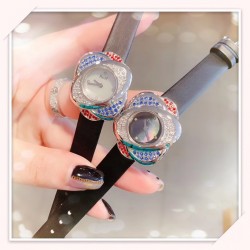最新 PIAGET伯爵 Limelight非凡珍品腕表系列 花朵 闭合状态下尺寸33mm*22mm， 花朵盛开时直径为33mm。表壳才有18K白金电镀，进口石英机芯 。特点: 表壳由可顺时针旋转的三片花瓣造型组成一朵完美的三色艳丽花朵。第一层花瓣上镶嵌26颗白色钻石于表圈 ，第二层花瓣镶嵌26颗红色钻石彰显奢华，第三层花瓣镶嵌18颗幽邃蓝宝石彰显尊贵，蓝宝石水晶镜面 搭配绸缎丝绢皮/手工锻造丝网表带。这不仅是一款非凡的腕表，更堪称一件珠宝工艺杰作，完美结合创意，生动灵性，彰显着珠宝腕表的优雅魅力