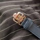 2020首发 积家 Reverso Tribute双面双时区翻转腕表 简洁的小三针正面素雅、温和,规整的反面拥有昼夜显示以及第二时区显示功能,佩戴者仅需一个翻转的瞬间,第二表盘的秘密便尽数呈现。腕表中有两种“面容”呈现,可以迎合佩戴者身处的场景、穿搭以及变换的喜好,既具备耐看的潜质,又可以随时随地更改“容颜”,令人沉迷。机芯:854A/2(百万级研发 手动机械 一机双面双时区)尺寸:49*29mm表带:意大利小牛皮 2020首发 积家 Reverso Tribute双面双时区翻转腕表 简洁的小三针正面素雅、温和,规整的反面拥有昼夜显示以及第二时区显示功能,佩戴者仅需一个翻转的瞬间,第二表盘的秘密便尽数呈现。腕表中有两种“面容”呈现,可以迎合佩戴者身处的场景、穿搭以及变换的喜好,既具备耐看的潜质,又可以随时随地更改“容颜”,令人沉迷。机芯:854A/2(百万级研发 手动机械 一机双面双时区)尺寸:49*29mm表带:意大利小牛皮
