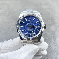 （严选）劳力士Rolex Sky-Dweller 天行者，尺寸42MM，沉稳可靠、雍容大度！表圈采用劳力士Ring Command三角坑纹，旋转外圈可调转月份功能！抗刮损蓝宝石水晶，防反光凸透式放大日历窗！有五珠联动表带，也有蚝式三排链节 ！蚝式摺扣配5毫米易调链节伸展系统【表盘】放射太阳纹理，刻度12小窗口红点月         份显示【机芯】搭载全自动机械9001机芯【功能】日期显示    月份显示   年历显示          双时区！zf 厂出品，出货实拍