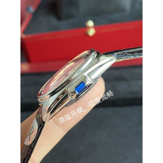 DR卡地亚钥匙系列 腕表保留了卡地亚的经典设计:阿拉伯数字时标和剑形蓝钢指针,形似钥匙的表冠顶端镶嵌一颗蓝宝石,雕纹表盘上带有太阳纹饰,6点钟位置为日期显示窗口,腕表搭配鳄鱼皮表带,进口自动机械机芯,316精钢表壳,31毫米尺寸,使用鲍鱼壳形,经典的设计辨识度很,并且适合任何场合佩戴,是一款性价比很高的腕表! DR卡地亚钥匙系列 腕表保留了卡地亚的经典设计:阿拉伯数字时标和剑形蓝钢指针,形似钥匙的表冠顶端镶嵌一颗蓝宝石,雕纹表盘上带有太阳纹饰,6点钟位置为日期显示窗口,腕表搭配鳄鱼皮表带,进口自动机械机芯,316精钢表壳,31毫米尺寸,使用鲍鱼壳形,经典的设计辨识度很,并且适合任何场合佩戴,是一款性价比很高的腕表!