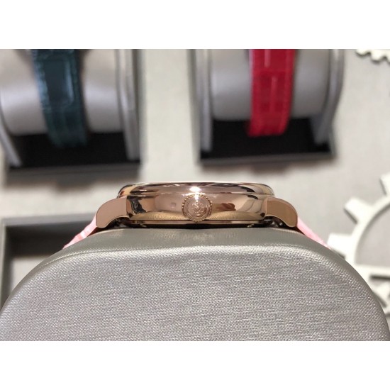 实拍【IWC 2019推出女士全新 Portofino波涛菲诺系列】1⃣️:壳套尺寸34mm/8.8mm采用316精钢材质打磨,每个壳套全程CNC处理所有细节达到完美2⃣️:采用进口日本9015天文台级别经过本厂严格把控 调试 达到零返修稳定性3⃣️:采用瑞士蓝宝石镜面 通透明亮4⃣️字面采用简洁的条丁罗马和表盘十二颗 设计呈现出精致典雅之感5⃣️:表带采用原装快速更换系统 搭配意大利小牛皮皮质柔软细腻:有六种颜色可选(绿色,兰色,黑色,深棕,酒红,粉色)6⃣️:原装表扣采用316精钢材质打磨 实拍【IWC 2019推出女士全新 Portofino波涛菲诺系列】1⃣️:壳套尺寸34mm/8.8mm采用316精钢材质打磨,每个壳套全程CNC处理所有细节达到完美2⃣️:采用进口日本9015天文台级别经过本厂严格把控 调试 达到零返修稳定性3⃣️:采用瑞士蓝宝石镜面 通透明亮4⃣️字面采用简洁的条丁罗马和表盘十二颗 设计呈现出精致典雅之感5⃣️:表带采用原装快速更换系统 搭配意大利小牛皮皮质柔软细腻:有六种颜色可选(绿色,兰色,黑色,深棕,酒红,粉色)6⃣️:原装表扣采用316精钢材质打磨