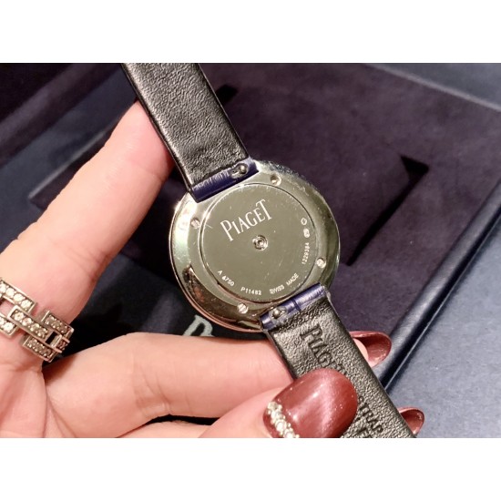 实拍 伯爵-PIAGET 女士腕表 瑞士石英机芯 316L精钢表壳 真牛皮表带 尺寸34*8mm 蓝宝石玻璃镜面 简约的设计,大胆而多彩的配色,以及旋转表圈是伯爵品牌 Possession腕表的特质所在。通过品牌制表师们天马星空的创意,将各个亮色的表带与贵金属、钻石、精钢材质相融,通过圆形盘面的演绎,令全新的 Possession腕表越发闪耀夺目,给人眼前一亮之感。 实拍 伯爵-PIAGET 女士腕表 瑞士石英机芯 316L精钢表壳 真牛皮表带 尺寸34*8mm 蓝宝石玻璃镜面 简约的设计,大胆而多彩的配色,以及旋转表圈是伯爵品牌 Possession腕表的特质所在。通过品牌制表师们天马星空的创意,将各个亮色的表带与贵金属、钻石、精钢材质相融,通过圆形盘面的演绎,令全新的 Possession腕表越发闪耀夺目,给人眼前一亮之感。