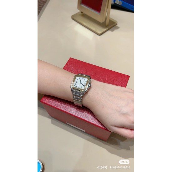 .钢带送皮带山度士女庄Santos de Cartier腕表 1⃣️表壳:316不锈钢2⃣️把的:七角形表冠 镶嵌一颗多切面蓝宝石 3⃣️表盘:阳光射线纹饰效果表盘/经典白罗马表盘4⃣️表针:剑型蓝钢指针 5⃣️表镜:蓝宝石水晶镜面 6⃣️钢表带:配备“SmartLink”表链调节装置 7⃣️表扣:搭配双重折叠表扣 表带均配备“QuickSwitch”表带快速替换装置 8⃣️表壳尺寸:35.1毫米 厚度:8.83毫米 防水深度10巴(约100米) .钢带送皮带山度士女庄Santos de Cartier腕表 1⃣️表壳:316不锈钢2⃣️把的:七角形表冠 镶嵌一颗多切面蓝宝石 3⃣️表盘:阳光射线纹饰效果表盘/经典白罗马表盘4⃣️表针:剑型蓝钢指针 5⃣️表镜:蓝宝石水晶镜面 6⃣️钢表带:配备“SmartLink”表链调节装置 7⃣️表扣:搭配双重折叠表扣 表带均配备“QuickSwitch”表带快速替换装置 8⃣️表壳尺寸:35.1毫米 厚度:8.83毫米 防水深度10巴(约100米)