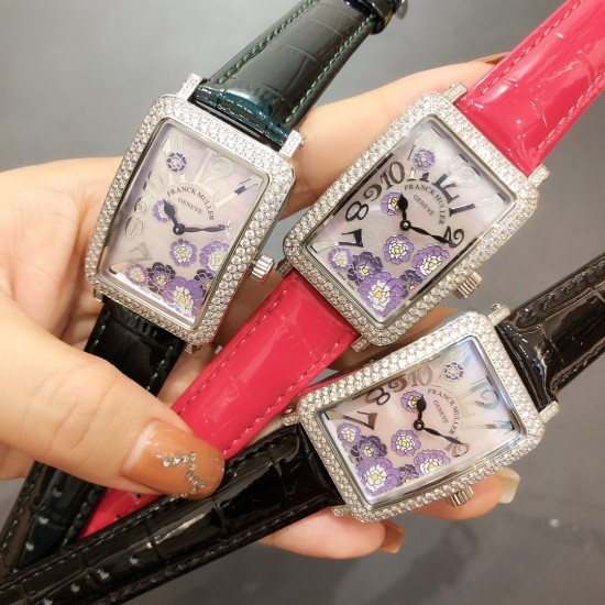 法兰克穆勒Franck muller- Long Island长岛系列时尚腕表,众多网红同款,316L精钢材质,搭配亮皮表带 纯手工施华洛世奇镶嵌工艺制作,满天星能折射更多的光线,突显野性和奢华的特征极其搭配,给各种风格的搭配带来新的光彩,精致典雅,奢华绽放。尺寸40mm*33mm*12mm 法兰克穆勒Franck muller- Long Island长岛系列时尚腕表,众多网红同款,316L精钢材质,搭配亮皮表带 纯手工施华洛世奇镶嵌工艺制作,满天星能折射更多的光线,突显野性和奢华的特征极其搭配,给各种风格的搭配带来新的光彩,精致典雅,奢华绽放。尺寸40mm*33mm*12mm