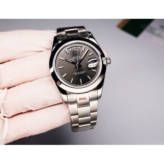 ROLEX 劳力士 蚝式恒动日志型41mm系列腕表,直径41mm,经典的蚝式表壳搭配三角坑纹外圈,把头采用旋入式设计,抗刮损蓝水晶玻璃,防反光凸透式放大(2.5倍)日历窗,隐蔽式摺叠皇冠带扣,矜持有度秀而不媚 恒久优雅! ROLEX 劳力士 蚝式恒动日志型41mm系列腕表,直径41mm,经典的蚝式表壳搭配三角坑纹外圈,把头采用旋入式设计,抗刮损蓝水晶玻璃,防反光凸透式放大(2.5倍)日历窗,隐蔽式摺叠皇冠带扣,矜持有度秀而不媚 恒久优雅!