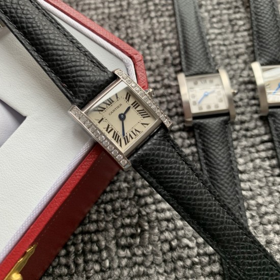 实拍 2020最新卡地亚法国坦克Cartier Tank Franaise系列,一款百搭 性价比又高的手表 搭配全新专柜欧版风格定制的原厂表带,进口瑞士石英机芯。八角形表冠,镶嵌一颗凸圆形合成尖晶石,剑形蓝钢指针,蓝宝石水晶镜面,采用与原装一致的实心内罩,尺寸:25 x 20mm。佩戴舒适柔软服帖,上手显得高贵又典雅,很气质很女人独家货源。 实拍 2020最新卡地亚法国坦克Cartier Tank Franaise系列,一款百搭 性价比又高的手表 搭配全新专柜欧版风格定制的原厂表带,进口瑞士石英机芯。八角形表冠,镶嵌一颗凸圆形合成尖晶石,剑形蓝钢指针,蓝宝石水晶镜面,采用与原装一致的实心内罩,尺寸:25 x 20mm。佩戴舒适柔软服帖,上手显得高贵又典雅,很气质很女人独家货源。