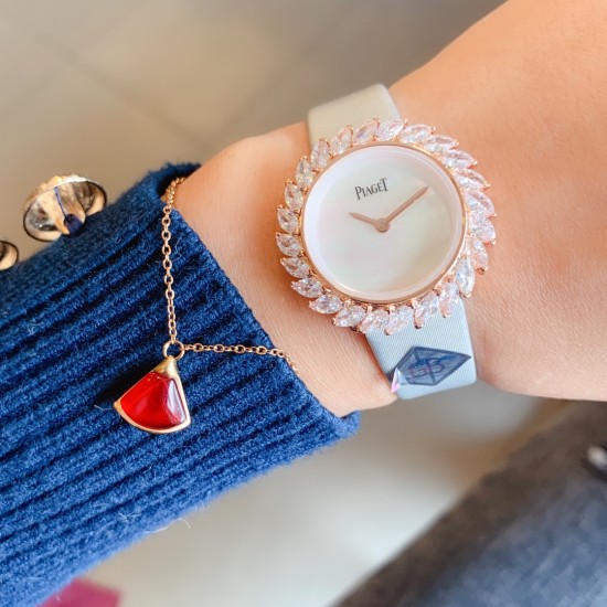 伯爵-PIAGET 全新高级珠宝系列,18K白金.玫瑰金,镶饰24颗马眼型切割美钻(约3.84克拉)是高级珠宝制作的一大挑战;钻石散发的耀眼光芒,皮带采用轻柔的缎面材质,与钻石造型形成优雅对比。原装尺寸31X7.8mm 伯爵-PIAGET 全新高级珠宝系列,18K白金.玫瑰金,镶饰24颗马眼型切割美钻(约3.84克拉)是高级珠宝制作的一大挑战;钻石散发的耀眼光芒,皮带采用轻柔的缎面材质,与钻石造型形成优雅对比。原装尺寸31X7.8mm