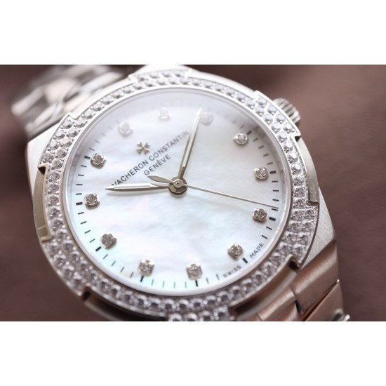 实拍【Vacheron Constantin江诗丹顿】纵横四海系列OVERSEAS女款小号型钢带款——一款极具魅力和旅行精神的女性腕表【表壳】直径36mm适合大部分女性佩戴,84颗圆形切割施华洛水更是钻璀璨夺目 【表盘】简约的大三针设计 旭日纹缎面拉丝的工艺处理 深邃优雅 时标均带白色夜光涂层 【机芯】CITIZEN8系列改Cal.5300机芯(机芯稳定零返修 ) 原装18k纳米镀金质摆陀 实拍【Vacheron Constantin江诗丹顿】纵横四海系列OVERSEAS女款小号型钢带款——一款极具魅力和旅行精神的女性腕表【表壳】直径36mm适合大部分女性佩戴,84颗圆形切割施华洛水更是钻璀璨夺目 【表盘】简约的大三针设计 旭日纹缎面拉丝的工艺处理 深邃优雅 时标均带白色夜光涂层 【机芯】CITIZEN8系列改Cal.5300机芯(机芯稳定零返修 ) 原装18k纳米镀金质摆陀