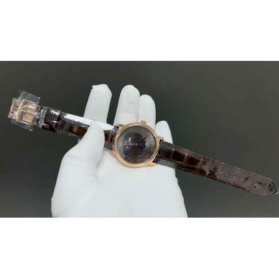 宝珀villeret 经典6654 全新V3升级版来咯从“芯”出发,去繁就简 让属于你的分秒瞬间更加完整! 升级亮点【机芯】1.全新进口Cal.6654机芯 摆幅28800 走时更精准2.升级秒针实心大中轴 同步正品3.烫金立体工艺月相盘4.对版后盖见光比例 宝珀6654 全新V3升级版——你值得拥有! 宝珀villeret 经典6654 全新V3升级版来咯从“芯”出发,去繁就简 让属于你的分秒瞬间更加完整! 升级亮点【机芯】1.全新进口Cal.6654机芯 摆幅28800 走时更精准2.升级秒针实心大中轴 同步正品3.烫金立体工艺月相盘4.对版后盖见光比例 宝珀6654 全新V3升级版——你值得拥有!