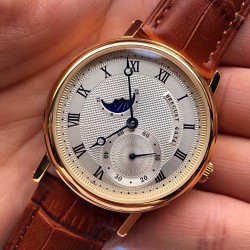 BREGUET 4434 宝玑Classique 腕表系列！探索宝玑悠久璀璨的历史，徜徉于引人入胜的宝玑世界！缔造完美制表技术的典范——走时精确、显示清晰、线条优雅。此纤薄腕表系列，配备自动上链机芯，均忠实于宝玑一贯秉承的技术理念、卓越工艺与传统价值。全新小秒+24小时半圆型日月星辰显示，搭配钢蓝指针，40cm尺寸，全新上市！