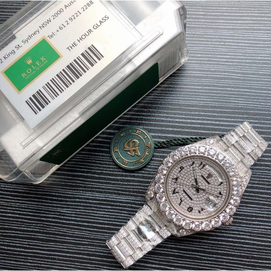 劳力士ROLEX R40 SF Factory 新款Oyster Perpetual Pearlmaster 39(蚝式恒动Pearlmaster 39)腕表,堪为宝石镶嵌腕表系列之瑰宝。 永恒黄金腕表镶嵌最珍稀的钻石,充分展现劳力士在宝石镶嵌方面的非凡技艺。品牌:Rolex劳力士系列:蚝式恒动腕表机芯:全自动机械表带:镶钻精钢表链尺寸:43.5 x 13mm材料:316精钢+蓝宝石玻璃 三杰精致推荐男士机械腕表 SJ为你精心打造超真实实物图拍摄 劳力士ROLEX R40 SF Factory 新款Oyster Perpetual Pearlmaster 39(蚝式恒动Pearlmaster 39)腕表,堪为宝石镶嵌腕表系列之瑰宝。 永恒黄金腕表镶嵌最珍稀的钻石,充分展现劳力士在宝石镶嵌方面的非凡技艺。品牌:Rolex劳力士系列:蚝式恒动腕表机芯:全自动机械表带:镶钻精钢表链尺寸:43.5 x 13mm材料:316精钢+蓝宝石玻璃 三杰精致推荐男士机械腕表 SJ为你精心打造超真实实物图拍摄