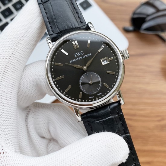 实物拍摄品牌：万国-IWC  类型：[酷]男士腕表表壳：316精钢（做工优质）表带：进口真牛皮/316精钢(两种可选)机芯：高级定制全自动机械机芯（走时稳定）玻璃：高级强化镀膜镜面尺寸：直径40mm，厚度12mm