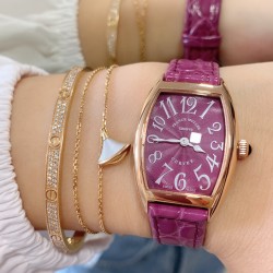 实拍 小红书强推 新色 FranckMuller 法兰克穆勒腕表是世界最知名的高级腕表品牌之一，也是无数男女明星的热捧之物。小酒桶型上手更潮，瑞士石英，表壳后盖桥形设计，贴手型 316上等精钢.尺寸26mm