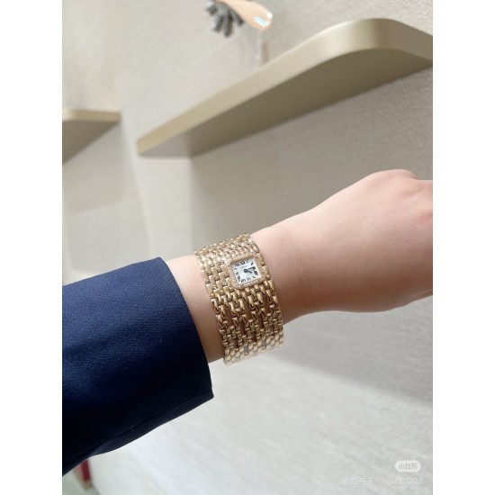 CR家 新品预售 Cartier猎豹手镯腕表既是手镯,也是腕表时尚与功能兼具,可以说是手腕上的艺术品~卡地亚猎豹手镯腕表,18K金工艺打造表链表壳 卡地亚经典DNA箭形蓝钢指针,蓝宝石水晶镜面,镀银表盘,2219毫米表盘 厚度6.55毫米。 CR家 新品预售 Cartier猎豹手镯腕表既是手镯,也是腕表时尚与功能兼具,可以说是手腕上的艺术品~卡地亚猎豹手镯腕表,18K金工艺打造表链表壳 卡地亚经典DNA箭形蓝钢指针,蓝宝石水晶镜面,镀银表盘,2219毫米表盘 厚度6.55毫米。