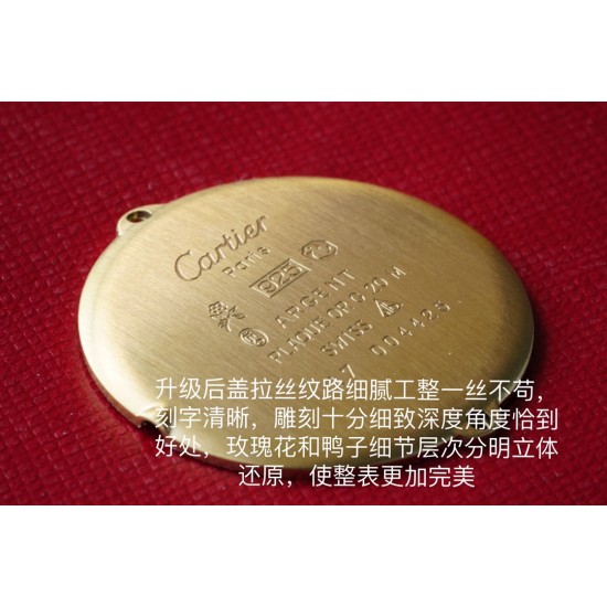 卡地亚淬火烤蓝针立体感十足有光泽无任何毛刺,珐琅材质表盘晶莹剔透质感好,表盘颜色多次修改色差降到最低高度还原,3D印刷技术平整均匀 。蓝宝石玻璃清晰通透性原装一致,表冠镶嵌同原装一样材质的蓝色尖晶石,在光线下显现出透明蓝色光泽,后盖拉丝纹路细腻工整一丝不苟,刻字清晰,雕刻十分细致深度角度恰到好处,玫瑰花和鸭子细节层次分明立体还原。 卡地亚淬火烤蓝针立体感十足有光泽无任何毛刺,珐琅材质表盘晶莹剔透质感好,表盘颜色多次修改色差降到最低高度还原,3D印刷技术平整均匀 。蓝宝石玻璃清晰通透性原装一致,表冠镶嵌同原装一样材质的蓝色尖晶石,在光线下显现出透明蓝色光泽,后盖拉丝纹路细腻工整一丝不苟,刻字清晰,雕刻十分细致深度角度恰到好处,玫瑰花和鸭子细节层次分明立体还原。
