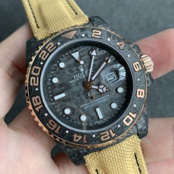 Diw新作勞力士超限量GMT-MASTER II  Diw团队重新制作了碳纤维表壳，同时包含表圈、面盘等零件也全都是碳纤维材质，其中碳纤维表圈上数字刻度首次采用全新碳纤维植丁技术（非填油）塑造丰富视觉层次，质感细腻。透视底盖可清楚展示正反快速调日历的劳力士专属cal.3186机芯。搭配柔软魔术贴表带和一体碳纤维表扣。首批量产提供4种颜色表盘可选，5种不同颜色风格表带。