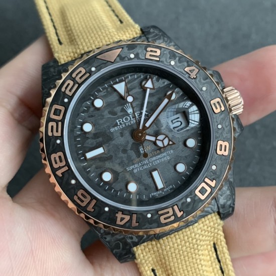 Diw新作勞力士超限量GMT-MASTER II Diw团队重新制作了碳纤维表壳,同时包含表圈、面盘等零件也全都是碳纤维材质,其中碳纤维表圈上数字刻度首次采用全新碳纤维植丁技术(非填油)塑造丰富视觉层次,质感细腻。透视底盖可清楚展示正反快速调日历的劳力士专属cal.3186机芯。搭配柔软魔术贴表带和一体碳纤维表扣。首批量产提供4种颜色表盘可选,5种不同颜色风格表带。 Diw新作勞力士超限量GMT-MASTER II Diw团队重新制作了碳纤维表壳,同时包含表圈、面盘等零件也全都是碳纤维材质,其中碳纤维表圈上数字刻度首次采用全新碳纤维植丁技术(非填油)塑造丰富视觉层次,质感细腻。透视底盖可清楚展示正反快速调日历的劳力士专属cal.3186机芯。搭配柔软魔术贴表带和一体碳纤维表扣。首批量产提供4种颜色表盘可选,5种不同颜色风格表带。