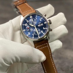 ZF出品 万国IWC 飞行员型号377709 小王子 。此款字面印刷在这个飞行员上有了质的飞跃。表针头的弧度恰到好处，后盖CNC一次成型雕刻，搭载7750计时机芯！