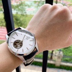 侧飞轮新款  精致简约⌚【最新】：欧米茄最佳设计独家首发【类型】：精品男士腕表【表带】：真牛皮表带【机芯】：高端全自动机械机芯【镜面】：矿物质强化玻璃（更高清）品味高雅 浩瀚大气 匠心独运 腕间瑰宝尺寸：直径41mm厚12mm热卖上市！欢迎转载！