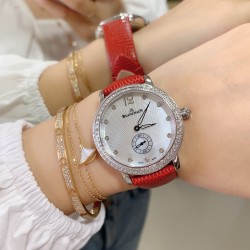 实拍 AW厂 Blancpain-宝珀女装系列复杂功能腕表共镶有152颗美钻。其中的108颗钻石镶嵌于36.8毫米的红金表壳之上。钻石紧密交织为两圈，错落有致，与品牌的标志性双层表圈设计相互呼应。表冠上亦镶有精致美钻，尽现腕表的华美雅致。