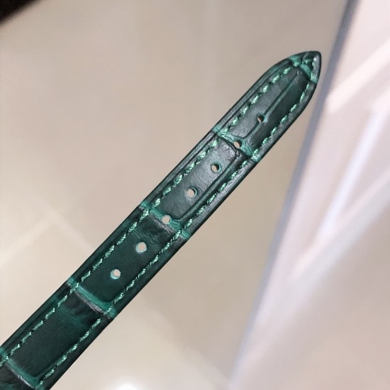 实拍 萧邦HAPPY DIAMONDS系列快乐钻腕表！珍珠贝母雕花纹饰 蓝宝石玻璃镜面 我们就是自己的神话 原厂瑞士石英机芯 镜面内7颗快乐钻自由转动 活动钻石围绕表盘回旋起舞 制作精巧的表壳玩味透明概念 chopard家标志性的Happy钻石在两片蓝宝石水晶玻璃 形成的空间内自由滑动 充分展现自由和欢快的感觉 表壳顶端与底端各缀有一圈钻石 树叶形指针 较小的同心圆为珍珠母贝质地 呈圆满的球型 两个同心圆环上皆全手工镶有钻石 七颗灵动钻石如悬空漂浮一般 细节见真知。