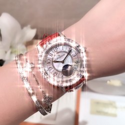 实拍 积家-Jaeger-LeCoultre DAZZLING RENDEZ- VOUS MOON约会系列月相珠宝腕表月之女神，是浪漫与柔美的象征，她掌管着大自然中的潮起潮落和季节更替,是艺术家与诗人们的灵感源泉，在温润莹亮的白色珍珠母贝映衬下,晶莹璀璨的钻石散发出夜空般的静谧之美，表圈镶嵌108颗 钻石,组成两个环绕表壳的同心圆。由36颗以爪镶工艺镶嵌的 钻石组成的外圈,为光芒闪耀的表圈营造出轻盈美妙的质感，尺寸36mm的精钢表壳搭配进口瑞士石英，采用蓝宝石水晶玻璃。