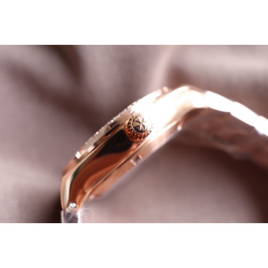实拍【Vacheron Constantin江诗丹顿】纵横四海系列OVERSEAS女款小号型钢带款——一款极具魅力和旅行精神的女性腕表【表壳】直径36mm适合大部分女性佩戴,84颗圆形切割施华洛水更是钻璀璨夺目 【表盘】简约的大三针设计 旭日纹缎面拉丝的工艺处理 深邃优雅 时标均带白色夜光涂层 【机芯】CITIZEN8系列改Cal.5300机芯(机芯稳定零返修 ) 原装18k纳米镀金质摆陀 实拍【Vacheron Constantin江诗丹顿】纵横四海系列OVERSEAS女款小号型钢带款——一款极具魅力和旅行精神的女性腕表【表壳】直径36mm适合大部分女性佩戴,84颗圆形切割施华洛水更是钻璀璨夺目 【表盘】简约的大三针设计 旭日纹缎面拉丝的工艺处理 深邃优雅 时标均带白色夜光涂层 【机芯】CITIZEN8系列改Cal.5300机芯(机芯稳定零返修 ) 原装18k纳米镀金质摆陀