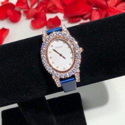 萧邦新款 LHEURE DU DIAMANT MEDIUM OVAL 此款LHeure du Diamant 椭圆形切割雕纹镶钻表盘 环以点缀钻石的表圈 优雅气韵 时尚风格和萧邦精湛的手工艺尽显无遗 光华耀目 MM™ 白玫同价